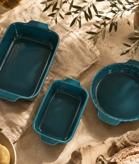 Sets de vajilla de cerámica portuguesa combinando platos y bowls