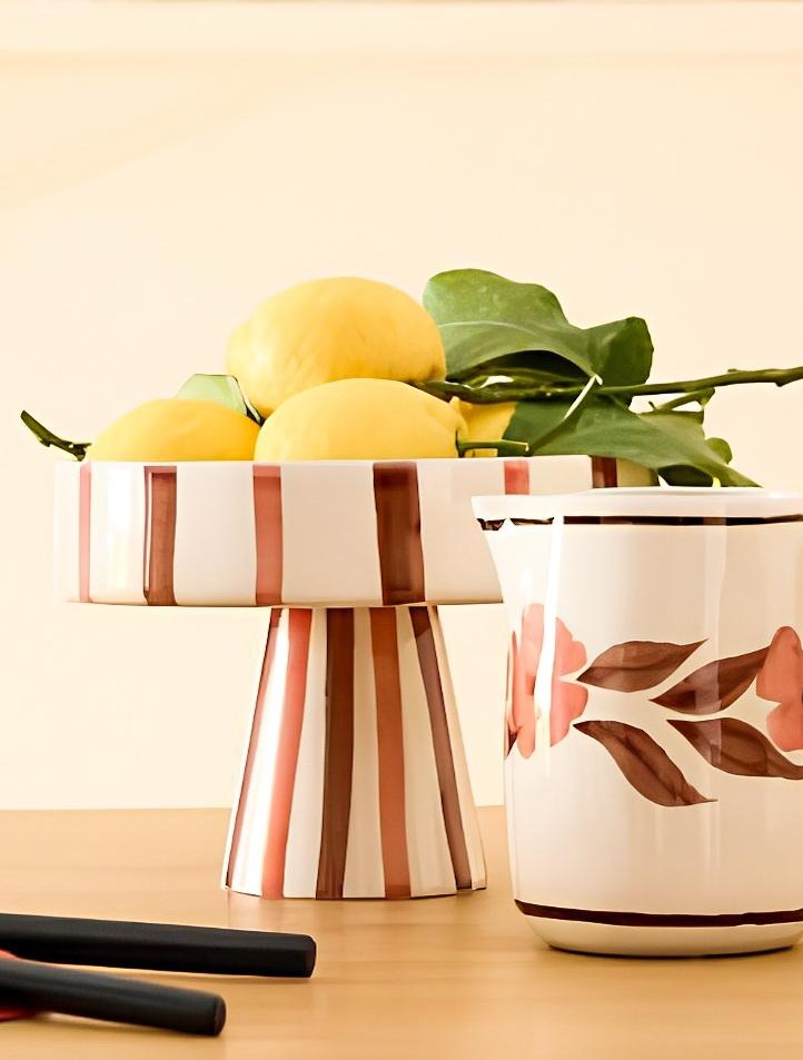Centro de mesa con pie a rayas, limones frescos y jarra floral artesanal de BasKula