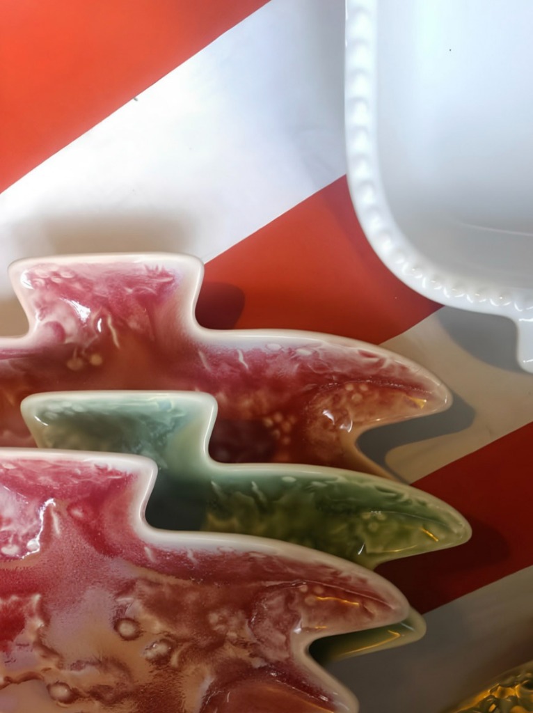 Vajilla navideña en forma de pinitos y cerámica artesanal festiva