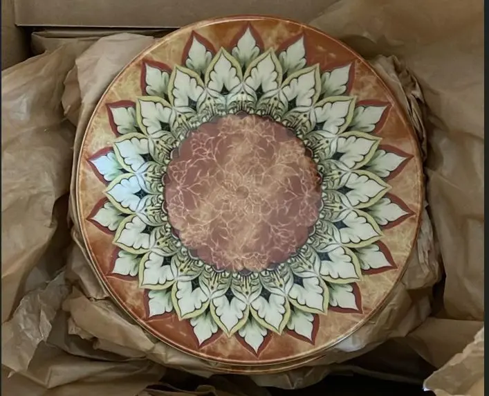 Plato con diseño floral artesanal envuelto en papel kraft
